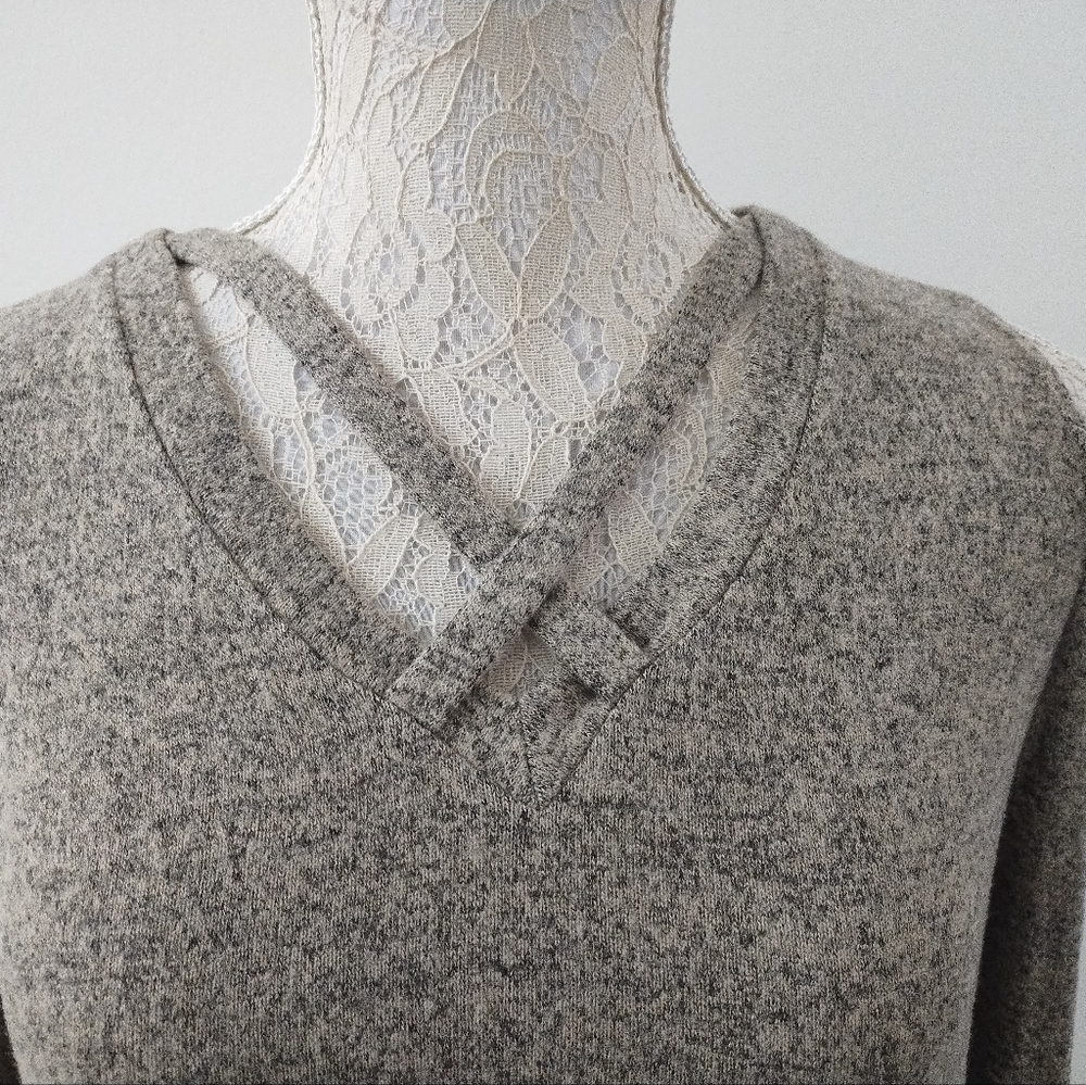 BEVELLO V- NECK SWEATER